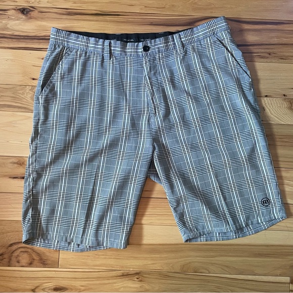 Travis Mathews Plaid Golf Shorts Men's Size
W40 Inseam 12" Gray Silver - Picture 2 of 10